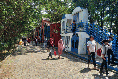 Pengunjung lokal dari Semarang dan luar daerah mengunjungi tempat wisata Grand Maerakaca Kota Semarang, Jawa Tengah, Selasa (3/5/2022).