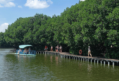 Pengunjung lokal dari Semarang dan luar daerah mengunjungi tempat wisata Grand Maerakaca Kota Semarang, Jawa Tengah, Selasa (3/5/2022).