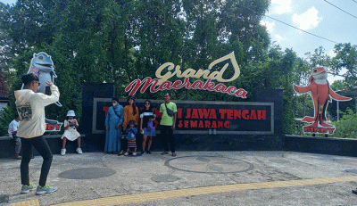 Pengunjung lokal dari Semarang dan luar daerah mengunjungi tempat wisata Grand Maerakaca Kota Semarang, Jawa Tengah, Selasa (3/5/2022).