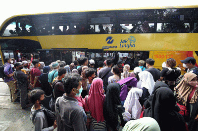 Warga antre untuk masuk ke dalam bus wisata gratis Transjakarta di Jakarta, Rabu (4/5/2022).