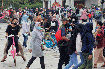 Wisatawan memadati kawasan Kota Tua, Jakarta, Rabu (4/5/2022).