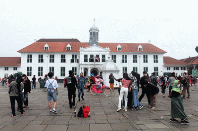 Wisatawan memadati kawasan Kota Tua, Jakarta, Rabu (4/5/2022).