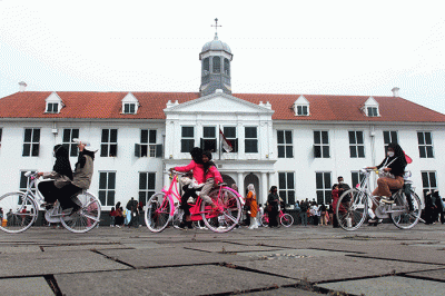 Wisatawan memadati kawasan Kota Tua, Jakarta, Rabu (4/5/2022).