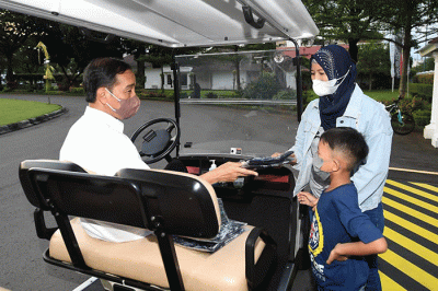 Pada hari kedua lebaran, Presiden Joko Widodo bermain bersama cucu-cucunya di halaman Istana Kepresidenan Yogyakarta, Selasa, 3 Mei 2022.
