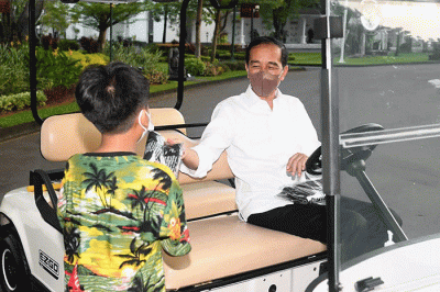 Pada hari kedua lebaran, Presiden Joko Widodo bermain bersama cucu-cucunya di halaman Istana Kepresidenan Yogyakarta, Selasa, 3 Mei 2022.