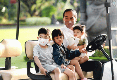 Pada hari kedua lebaran, Presiden Joko Widodo bermain bersama cucu-cucunya di halaman Istana Kepresidenan Yogyakarta, Selasa, 3 Mei 2022.