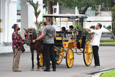 Pada hari kedua lebaran, Presiden Joko Widodo bermain bersama cucu-cucunya di halaman Istana Kepresidenan Yogyakarta, Selasa, 3 Mei 2022.