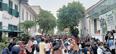 Pengunjung memadati kawasan wisata Kota Tua Jakarta, Rabu (4/5/2022).
