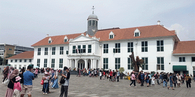 Pengunjung memadati kawasan wisata Kota Tua Jakarta, Rabu (4/5/2022).