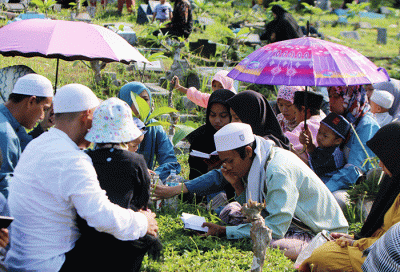 Warga Pulau Panggang dan Pulau Pramuka saat melakukan ziarah kubur di Pemakaman Pulau Karya, Kepulauan Seribu Utara, Provinsi DKI Jakarta, Rabu (4/5/2022).
