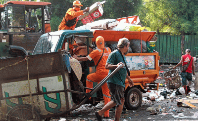 Sebanyak 150 ton sampah diangkut Pekerja Harian Lepas (PHL) Sudin Lingkungan Hidup Jakarta Selatan setiap hari dari Lokasi Penampungan Sampah (LPS) Rawajati.