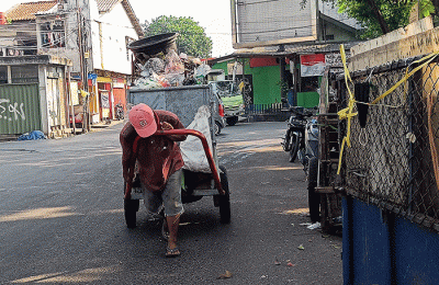Sebanyak 150 ton sampah diangkut Pekerja Harian Lepas (PHL) Sudin Lingkungan Hidup Jakarta Selatan setiap hari dari Lokasi Penampungan Sampah (LPS) Rawajati.