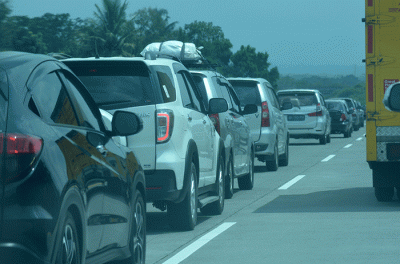 Ratusan kendaraan yang didominasi pelat B saat melintasi jalan tol Solo-Semarang, Jawa Tengah, Kamis (5/5/2022).