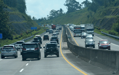 Ratusan kendaraan yang didominasi pelat B saat melintasi jalan tol Solo-Semarang, Jawa Tengah, Kamis (5/5/2022).