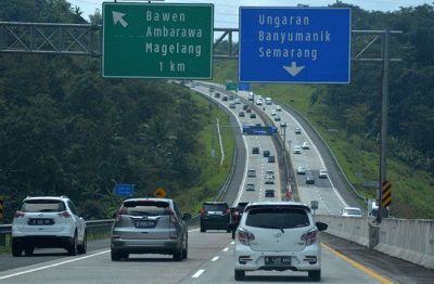 Ratusan kendaraan yang didominasi pelat B saat melintasi jalan tol Solo-Semarang, Jawa Tengah, Kamis (5/5/2022).