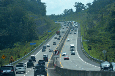 Ratusan kendaraan yang didominasi pelat B saat melintasi jalan tol Solo-Semarang, Jawa Tengah, Kamis (5/5/2022).