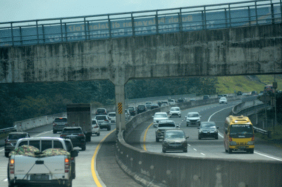 Ratusan kendaraan yang didominasi pelat B saat melintasi jalan tol Solo-Semarang, Jawa Tengah, Kamis (5/5/2022).