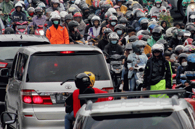 Petugas saat mengatur Lalu lintas di kawasan Jalan Raya Puncak, Cisarua, Kabupaten Bogor, Jawa Barat, Kamis (5/5/2022).