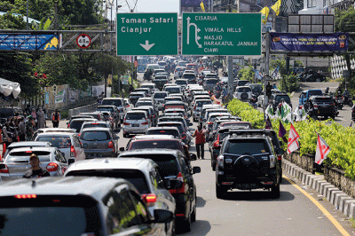 Antrean kendaraan di Tol Jagorawi menuju kawasan wisata Puncak, Ciawi, Kabupaten Bogor, Jawa Barat, Kamis (5/5/2022).