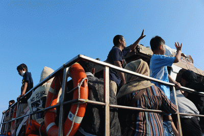 Suasana penumpang pengguna jasa transportasi air tujuan Kaliadem Muara Angke di pelabuhan penyeberangan Pulau Panggang dan Pramuka provinsi DKI Jakarta.