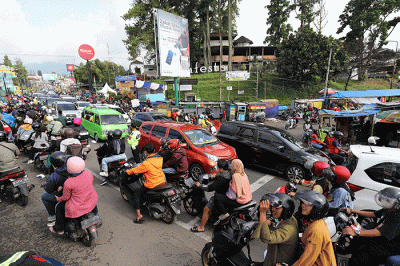 Kepadatan kendaraan wisatawan di Jalan Raya Puncak, Cisarua, Kabupaten Bogor, Jawa Barat, Kamis (5/5/2022).