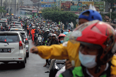 Kepadatan kendaraan wisatawan di Jalan Raya Puncak, Cisarua, Kabupaten Bogor, Jawa Barat, Kamis (5/5/2022).