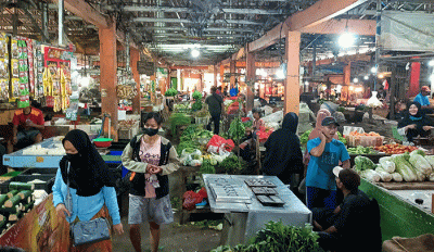 Suasana aktivitas pedagang di Pasar Kecapi, Kota Bekasi, Jawa Barat, Kamis (5/5/2022).