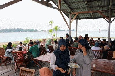 Warga pulau panggang dan Pramuka memanfaatkan waktu bersama keluarga untuk menikmati hidangan kuliner di kawasan wisata keramba atau resto terapung.