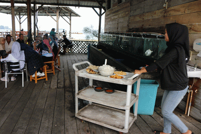 Warga pulau panggang dan Pramuka memanfaatkan waktu bersama keluarga untuk menikmati hidangan kuliner di kawasan wisata keramba atau resto terapung.