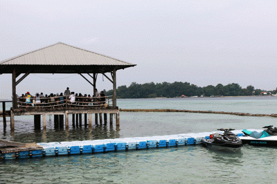 Warga pulau panggang dan Pramuka memanfaatkan waktu bersama keluarga untuk menikmati hidangan kuliner di kawasan wisata keramba atau resto terapung.