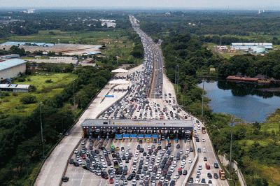 Foto udara ribuan kendaraan terjebak kemacetan di Gerbang Tol Cikarang Utama, Karawang, Jumat (6/5/2022).