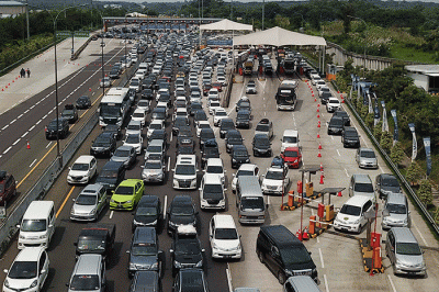 Foto udara ribuan kendaraan terjebak kemacetan di Gerbang Tol Cikarang Utama, Karawang, Jumat (6/5/2022).