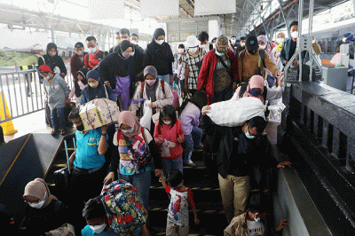 Sejumlah penumpang kereta api Fajar Utama dari Yogyakarta tiba di Stasiun Pasar Senen, Jakarta Pusat, Jumat (6/5/2022).