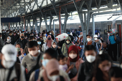 Sejumlah penumpang kereta api Fajar Utama dari Yogyakarta tiba di Stasiun Pasar Senen, Jakarta Pusat, Jumat (6/5/2022).