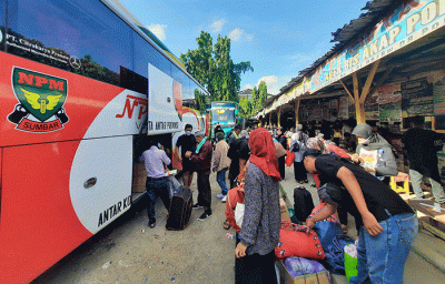 Calon penumpang bersiap menaiki bus antar kota antar provinsi di terminal bus Pondok Pinang, Jakarta, Jumat (6/5/2022).