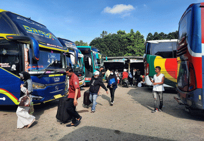 Calon penumpang bersiap menaiki bus antar kota antar provinsi di terminal bus Pondok Pinang, Jakarta, Jumat (6/5/2022).
