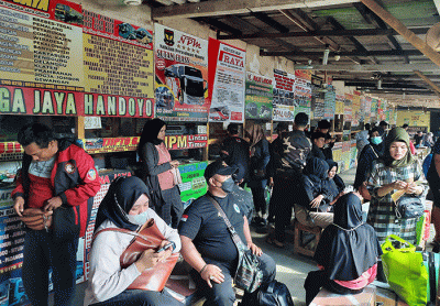 Calon penumpang bersiap menaiki bus antar kota antar provinsi di terminal bus Pondok Pinang, Jakarta, Jumat (6/5/2022).