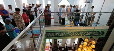 Umat Islam melakukan shalat Jumat berjemaah di Masjid Nurussalam Serdang Kemayoran, Jakarta, Jumat (6/5/2022).