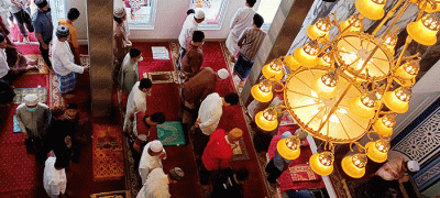 Umat Islam melakukan shalat Jumat berjemaah di Masjid Nurussalam Serdang Kemayoran, Jakarta, Jumat (6/5/2022).