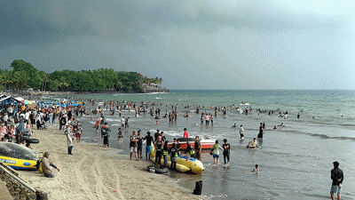 Ribuan wisatawan memadati Pantai Anyer, Kabupaten Pandeglang, Banten, Sabtu (7/5/2022).