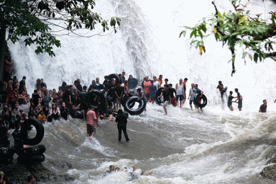 Sejumlah warga tengah bermain air di Taman Wisata Alam Bantimurung, Kabupatern Maros, Sabtu (7/5/2022).