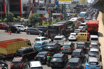Sejumlah kendaraan terjebak kemacetan di Jalan Raya Kalimalang, Bekasi, Jawa Barat, Sabtu (7/5/2022).