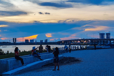 Warga menikmati senja di kawasan Pantai Maju, Jakarta Utara, Jumat (6/5/2022).