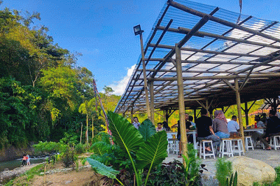 Pengunjung saat menikmati suasana tempat nongkrong dengan konsep unik menyajikan pesona alam di D'Ubud Sentul Bogor, Minggu, (8/5/2022).