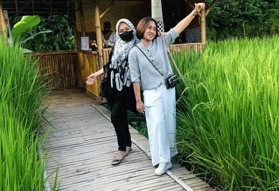 Pengunjung saat menikmati suasana tempat nongkrong dengan konsep unik menyajikan pesona alam di D'Ubud Sentul Bogor, Minggu, (8/5/2022).
