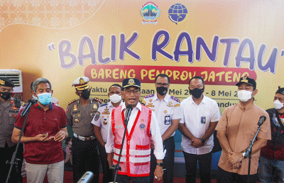 Menteri Perhubungan Budi Karya Sumadi melepas pemudik balik ke Jakarta di Terminal Mangkang Semarang, Jawa Tengah, Sabtu (7/5/2022).