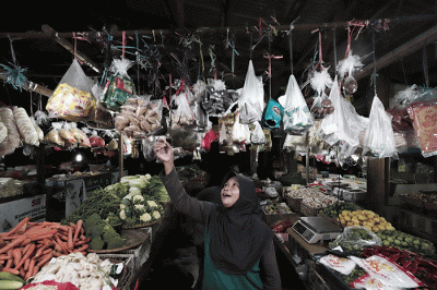 Pedagang melayani pembeli di Pasar Kecapi, Kota Bekasi, Jawa Barat, Senin (9/5/2022).