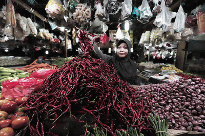 Pedagang melayani pembeli di Pasar Kecapi, Kota Bekasi, Jawa Barat, Senin (9/5/2022).