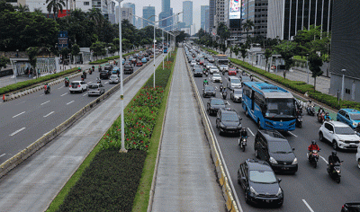 Kendaraan melintas saat jam pulang kerja di ruas jalan Sudirman, Jakarta, Senin (9/5/2022).
