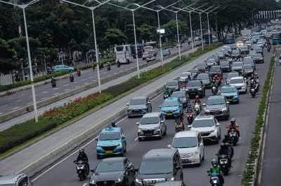 Kendaraan melintas saat jam pulang kerja di ruas jalan Sudirman, Jakarta, Senin (9/5/2022).